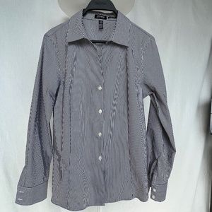 Jones New York (M) 100% cotton, no-iron, button-up shirt, perfect condition.